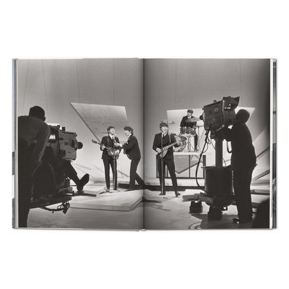 Harry Benson. The Beatles (German, French, English)
