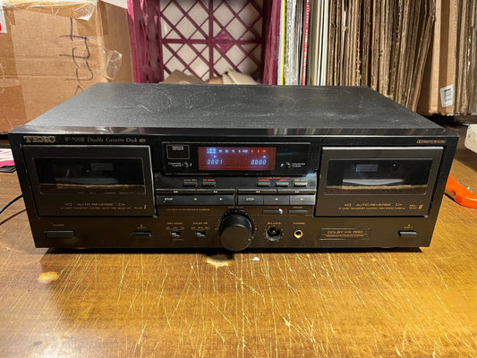 TEAC W-700R DUAL CASSETTE DECK - NEEDS REPAIR *POWERS UP* |